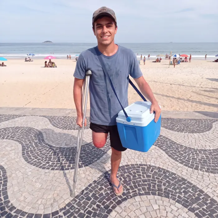 Gabriel no calçadão da praia